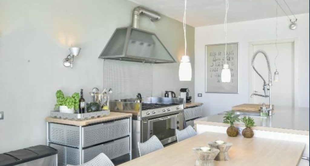 Moderne keuken met eiland en aangebouwde eettafel