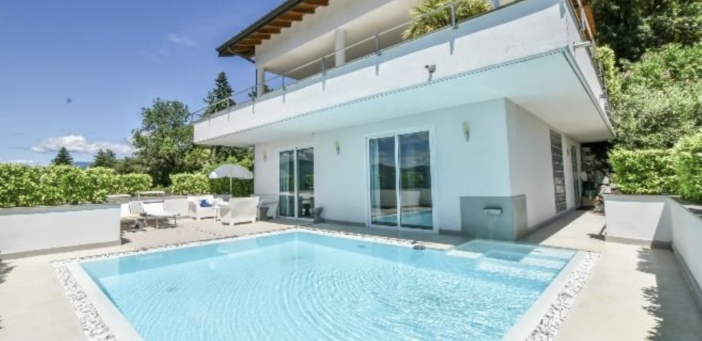 Privé zwembad en balkon van de villa met uitzicht over het Lago Maggiore