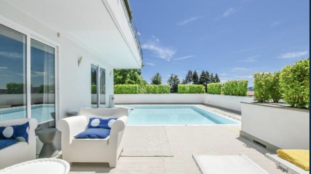 Aangrenzend balkon met ingebouwd zwembad