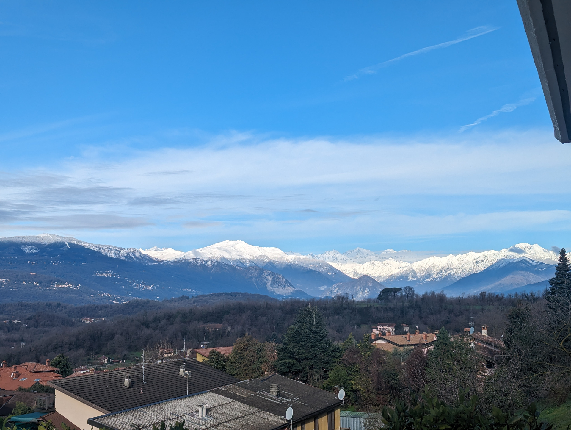 Besneeuwde Alpen vanaf het balkon in maart
